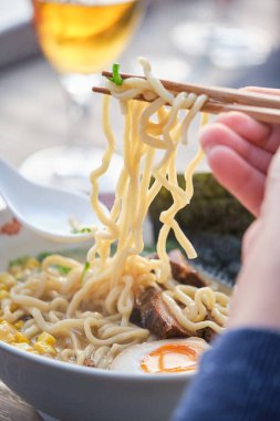 Japon restoranında kimliksiz birinin erişte çorbası içerken çekilmiş resmi..