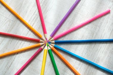 Renkli kalemler ahşap bir arka planda daire şeklinde dizilmiş renkli kalemler. Yüksek kalite fotoğraf