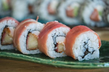 Japon restoranındaki lezzetli suşi tabaklarının stok fotoğrafı..