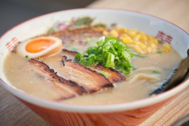 Japon restoranında nefis ramen çorbası, haşlanmış yumurta ve et hazır..