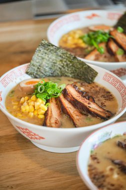 Japon restoranında nefis ramen çorbaları, haşlanmış yumurta ve et hazır..