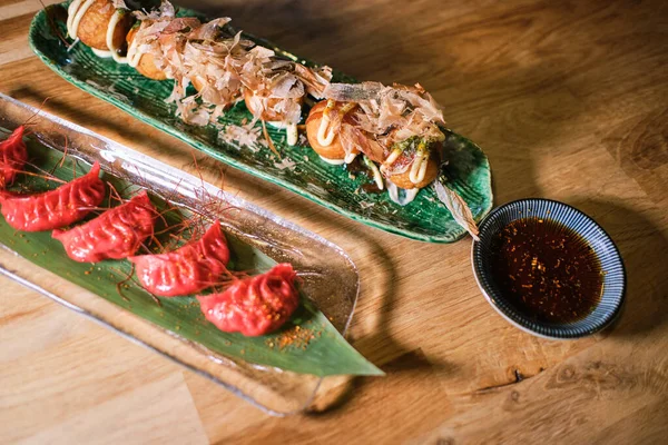 Stockfoto Van Heerlijke Schotels Sushi Met Speciale Sauzen — Stockfoto
