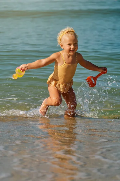 Roztomilé Blondýny Dívka Hraje Vodě Moře Písečné Pláži Zalévání Může — Stock fotografie
