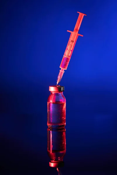 Jeringa Médica Con Aguja Insertada Vial Vidrio Vacuna Con Luz — Foto de Stock