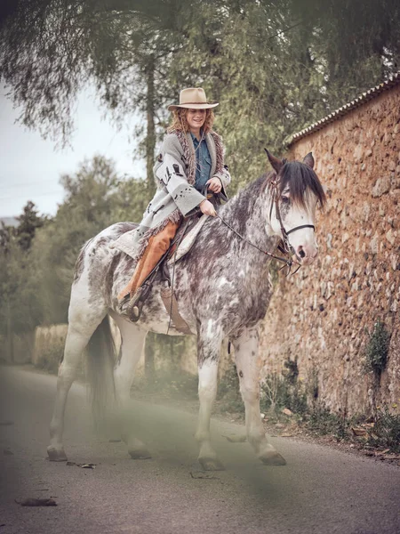 Mulher Sorridente Cowboy Sentado Cavalo Manchado Cinza Segurando Rédeas Mão — Fotografia de Stock