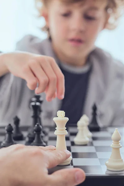 Beskär Oigenkännlig Person Spelar Schack Ombord Med Söt Pojke Suddig — Stockfoto
