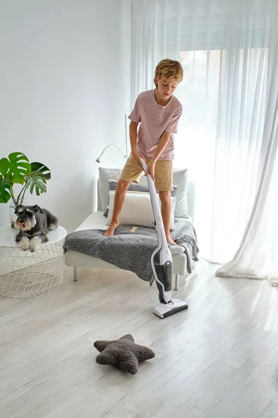 Blond Boy Shorts Shirt Standing Comfortable Seat Dog Cleaning Floor — Stock Photo, Image