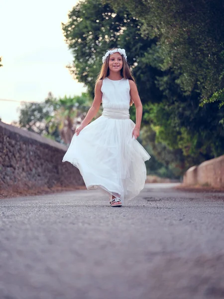 Longitud Completa Chica Feliz Corona Blanca Sosteniendo Dobladillo Largo Vestido —  Fotos de Stock