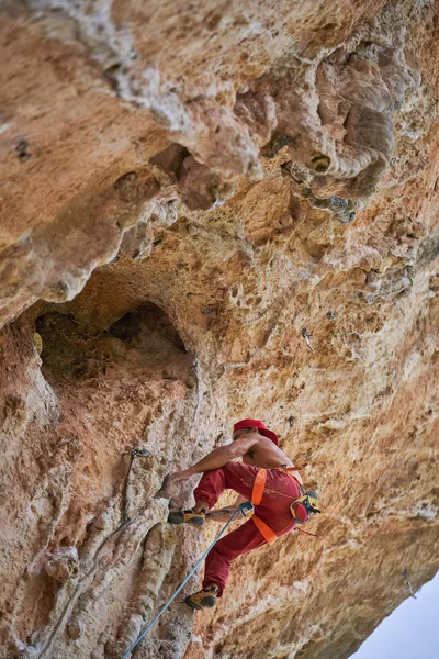 Spodu Widok Tyłu Nierozpoznawalny Człowiek Alpinista Uprzęży Bezpieczeństwa Wspinaczka Szorstka — Zdjęcie stockowe