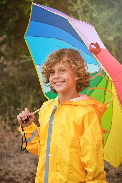 Glücklicher Junge Gelbem Regenmantel Lächelnd Mit Buntem Regenschirm Und Die — Stockfoto