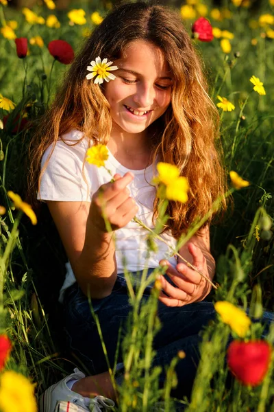 화창한 잔디에 앉아있는 미소와 행복한 — 스톡 사진