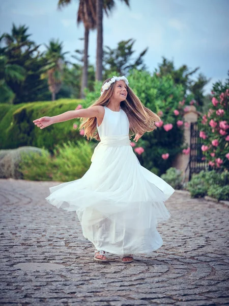 Cuerpo Completo Niña Preadolescente Positiva Con Elegante Vestido Blanco Corona —  Fotos de Stock