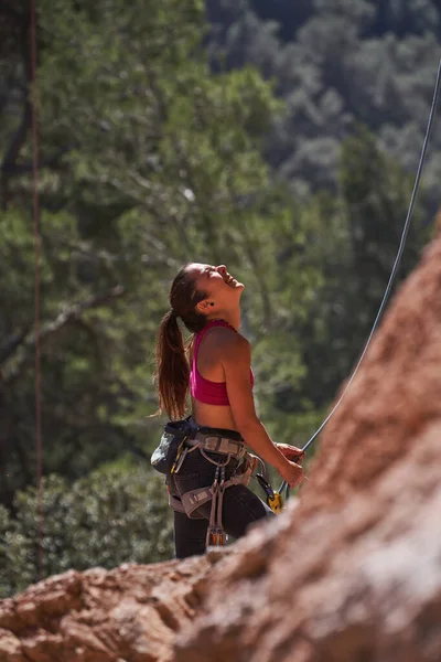 Widok Boczny Kobiet Wspinaczki Bezpiecznej Uprzęży Patrząc Górę Stojąc Pobliżu — Zdjęcie stockowe