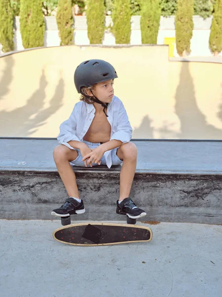 Cuerpo Completo Niño Pequeño Casco Protector Con Longboard Rampa Skate —  Fotos de Stock
