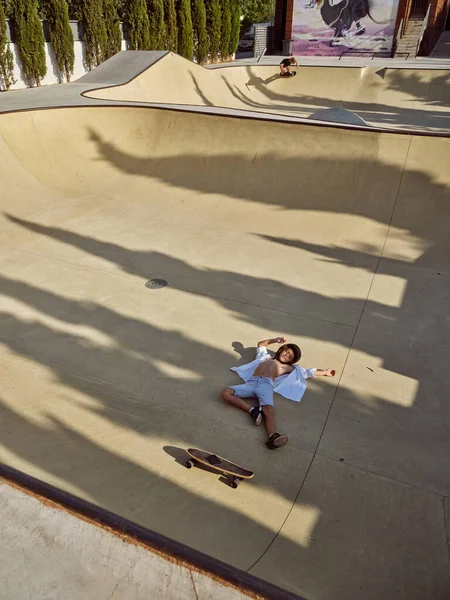 Зверху Повна Довжина Дитини Впала Довгої Дошки Скейт Парку Сонячний — стокове фото
