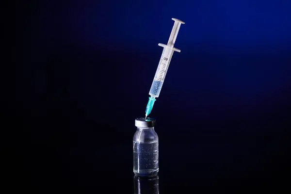 Jeringa Médica Con Aguja Insertada Frasco Vacuna Colocada Sobre Fondo — Foto de Stock