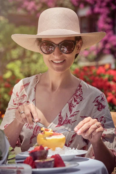 Güneşli Bir Günde Bahçede Meyve Yiyen Mutlu Bir Kadının Stok — Stok fotoğraf