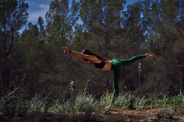 在森林瑜伽课上练习Virabhadrasana C姿势的活动裸女的全身侧视图 — 图库照片
