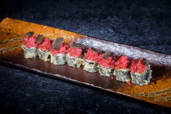 Hoge Hoek Van Heerlijke Tempura Sushi Broodjes Met Verse Vis — Stockfoto