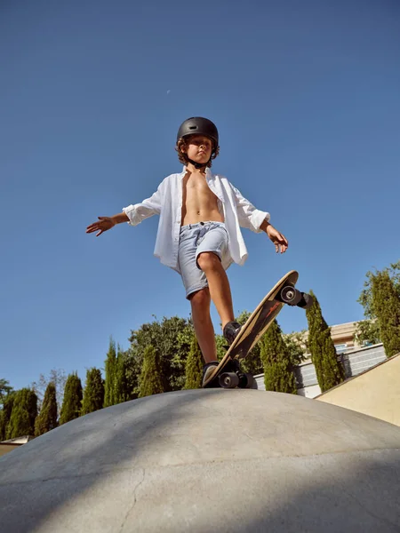 Повне Тіло Хлопчика Повсякденному Вбранні Шоломі Дивлячись Камеру Стоячи Скейтборді — стокове фото