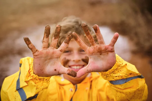 Niño Sonriente Mirando Través Los Dedos Cubiertos Tierra Mientras Está —  Fotos de Stock
