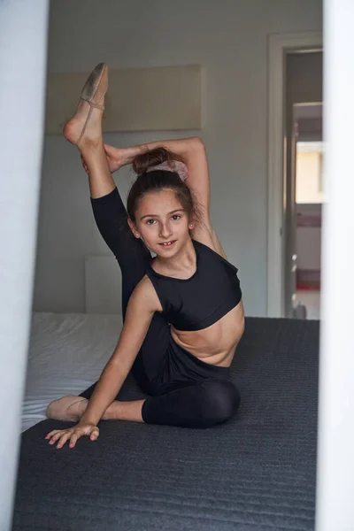 Full Body Fit Preteen Girl Black Top Leggings Sitting Bed — Stock Photo, Image