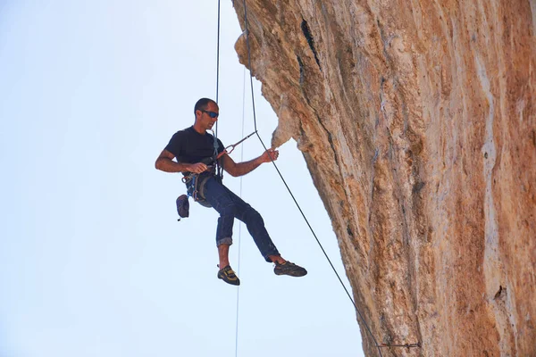 Ganzkörper Seitenansicht Eines Männlichen Alpinisten Der Seil Hängt Während Während — Stockfoto