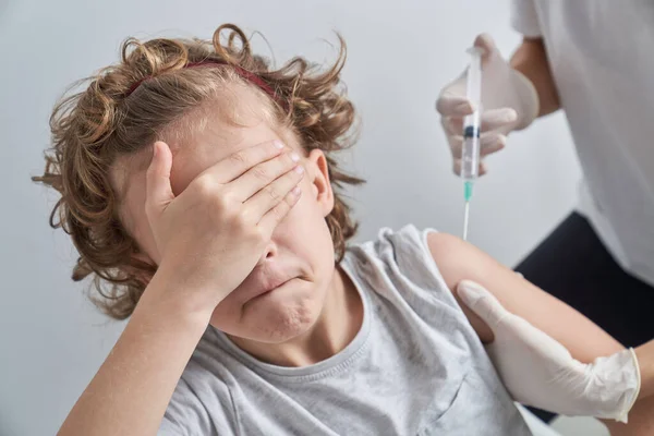 Profesjonalna Pielęgniarka Bez Twarzy Strzykawką Wstrzykująca Szczepionkę Ramię Przestraszonego Chłopca — Zdjęcie stockowe