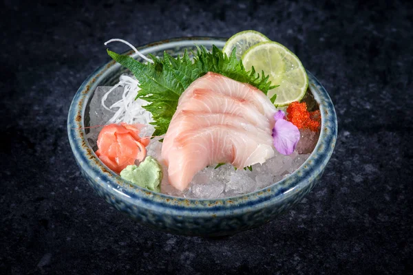 Alto Ângulo Sashimi Saboroso Com Peixe Cru Limões Cortados Servidos — Fotografia de Stock