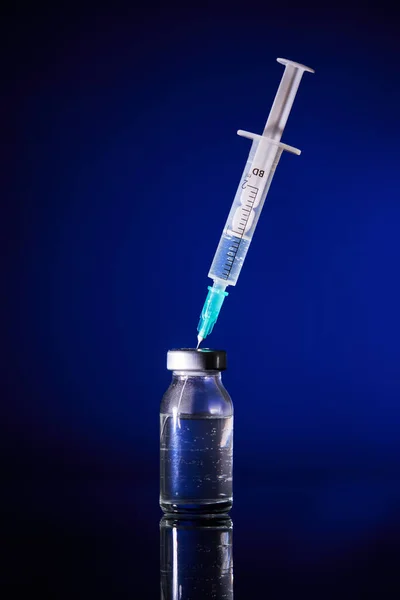 Jeringa Médica Con Aguja Insertada Frasco Vacuna Transparente Colocada Sobre — Foto de Stock