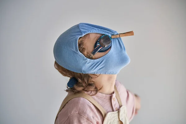 Bambino Proteggersi Con Pantaloncini Bagno Occhiali Sole Contro Possibili Infezioni — Foto Stock
