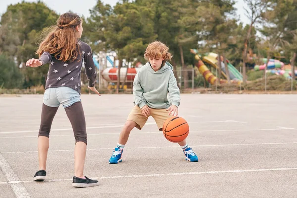 Έφηβος Αγόρι Και Κορίτσι Παίζουν Μπάσκετ Στην Παιδική Χαρά Ενώ — Φωτογραφία Αρχείου