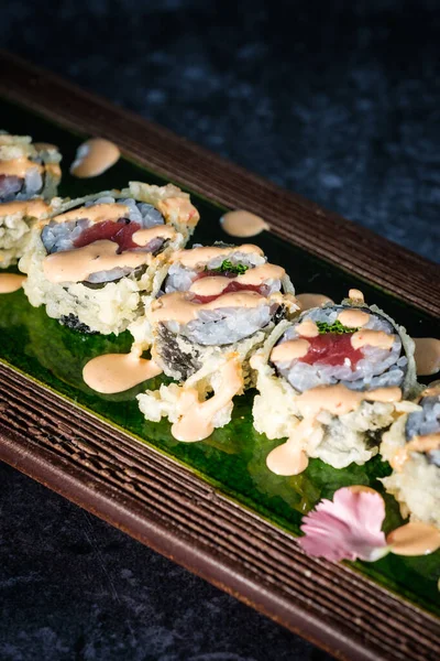 Shora Chutné Japonské Uramaki Sushi Rolky Servírované Tácu Sezamovou Omáčkou — Stock fotografie