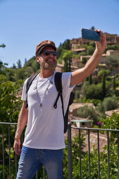 Turista Masculino Sonriente Ropa Casual Con Gorra Tomando Autorretrato Teléfono — Foto de Stock