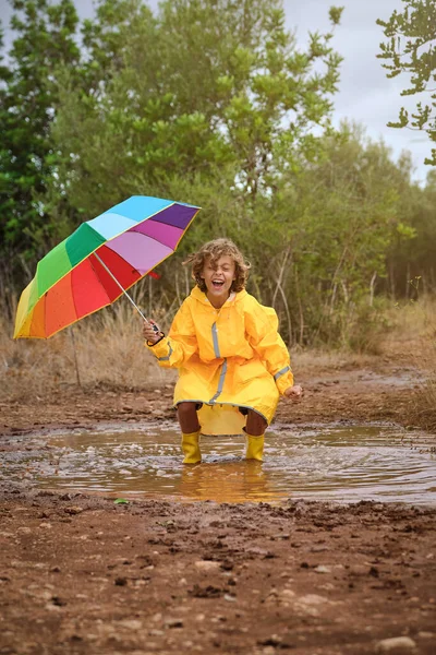 Kırsalda Kirli Birikintisine Atlayan Sarı Yağmurluk Lastik Çizmeli Küçük Pozitif — Stok fotoğraf