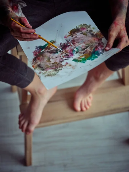 Cima Colheita Criança Descalça Anônima Com Mãos Sujas Pintando Papel — Fotografia de Stock