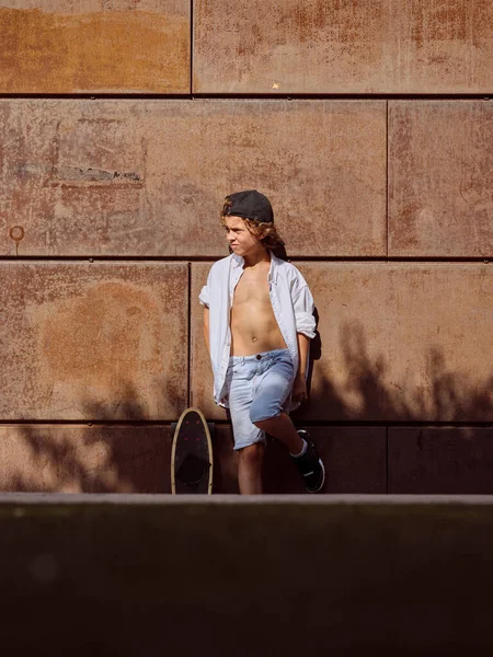 Preteen Hipster Summer Outfit Standing Wall Building Skateboard Sunny Day — Stock Photo, Image