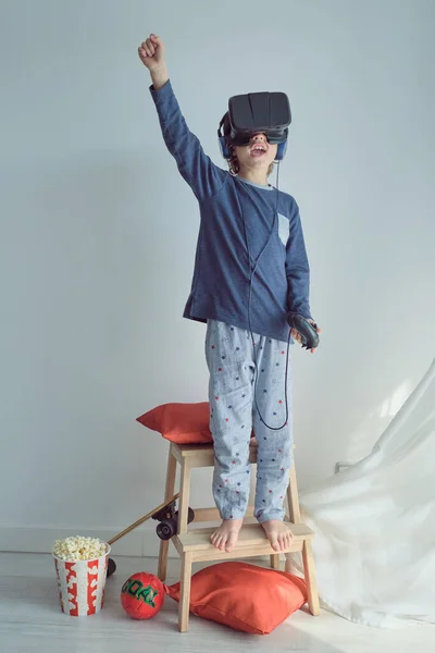 Volledige Lichaam Van Anonieme Blootsvoets Kind Pyjama Verhogen Arm Met — Stockfoto