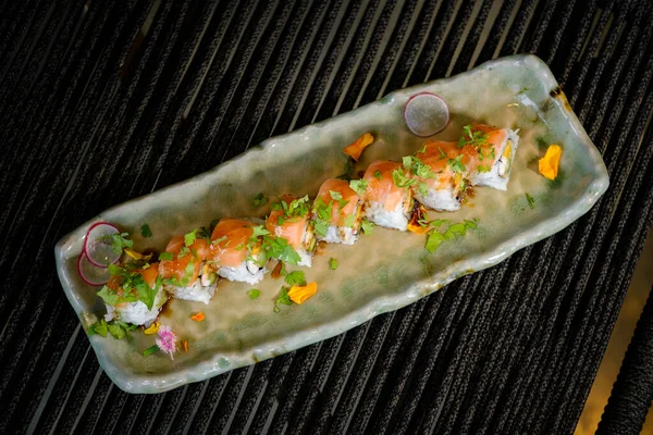 Vista Superior Sushi Uramaki Com Salmão Legumes Frescos Com Abacate — Fotografia de Stock