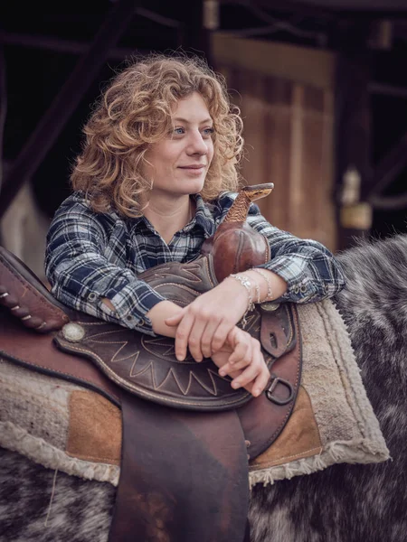Conteúdo Fêmea Olhando Para Distância Enquanto Está Perto Cavalo Com — Fotografia de Stock