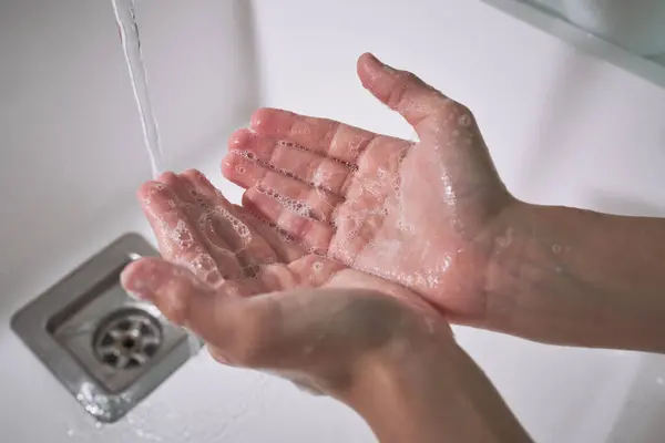 Banyodaki Hijyenik Rutin Sırasında Lavaboda Köpüklü Sabunla Ellerini Yıkayan Yüzü — Stok fotoğraf