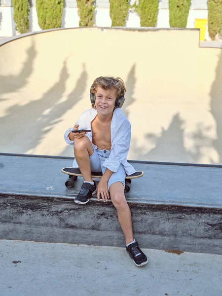Full Body Kid Sitting Longboard Listening Music Headphones Smartphone Skate — Stock Photo, Image