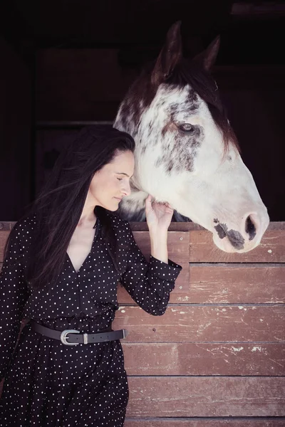 Dono Fêmea Macia Com Olhos Fechados Tocando Focinho Cavalo Branco — Fotografia de Stock