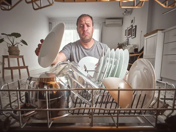Kafası Karışmış Bir Adam Modern Bulaşık Makinesini Evde Modern Mutfak — Stok fotoğraf