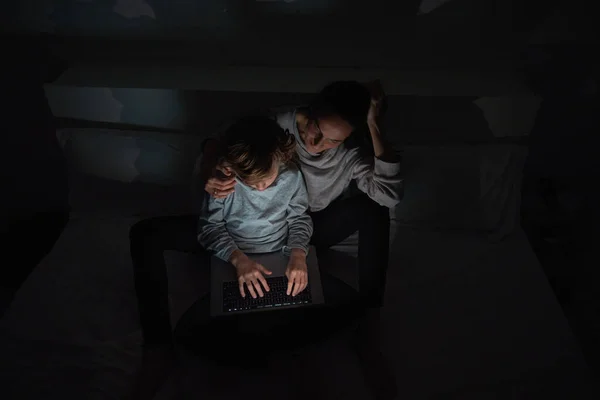 Cima Mulher Abraçando Filho Digitando Laptop Enquanto Fazendo Lição Casa — Fotografia de Stock