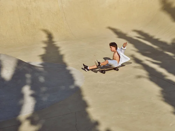 Πλευρική Άποψη Του Νεαρού Αγοριού Casual Ρούχα Κάθεται Skateboard Ιππασία — Φωτογραφία Αρχείου