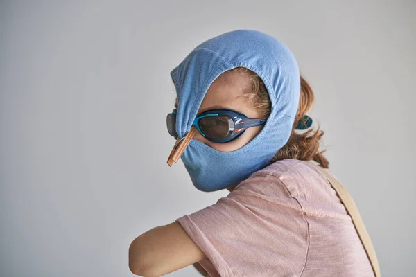 Kind Schützt Sich Mit Badehose Und Schutzbrille Vor Möglicher Infektion — Stockfoto