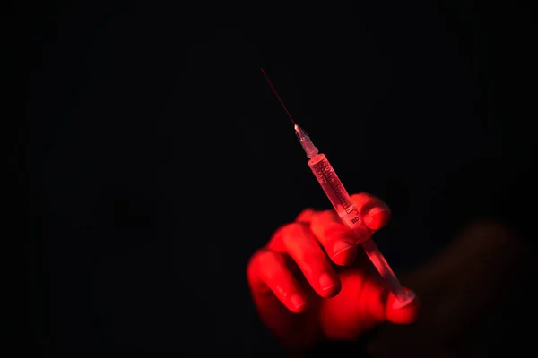 점화에 Covid 백신의 복용량으로 채워지는 바늘을 주사기를 붙드는 인식할 — 스톡 사진