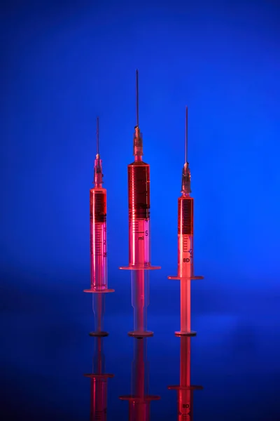 Primer Plano Las Jeringas Médicas Con Agujas Rellenas Con Vacuna — Foto de Stock
