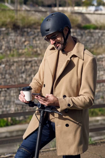 Aktivní Muž Ochranné Černé Helmě Odnášející Kávu Textové Zprávy Mobilu — Stock fotografie